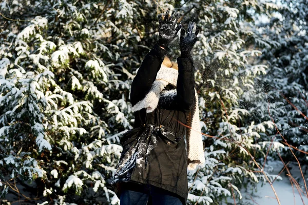 Donna si sta difendendo giocando lotta palla di neve — Foto Stock