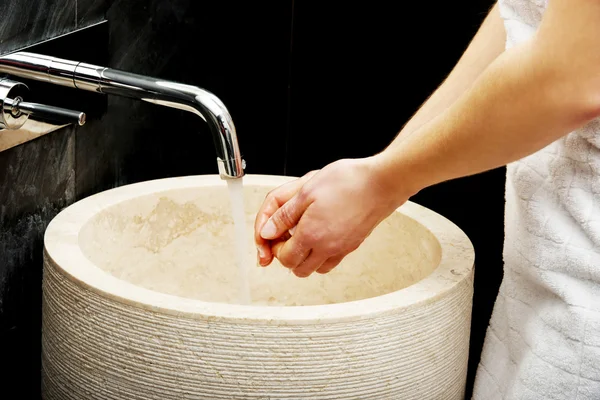 Vrouw die haar handen schoonmaken. — Stockfoto