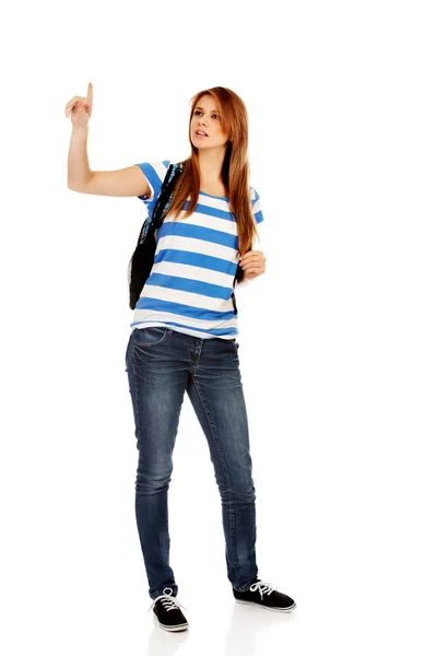 Genç kadın soomething için işaret sırt çantası ile — Stok fotoğraf