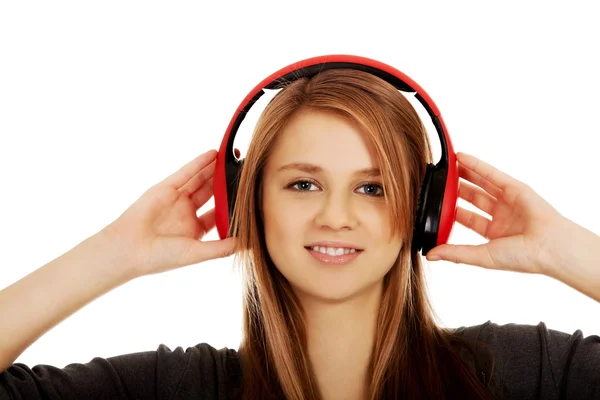 Mulher adolescente ouvindo música — Fotografia de Stock