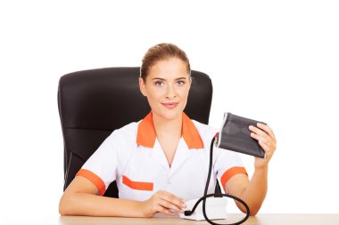 Genç kadın doktor veya hemşire kan basıncı tutan ölçmek