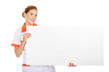 Mutlu kadın doktor ya da hemşire boş pankart taşıyor