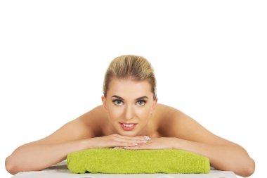 Genç kadın rahatlatıcı spa gülümse