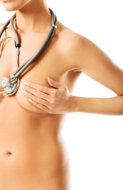Kadın göğüslerini kapsayan bir stetoskop ile