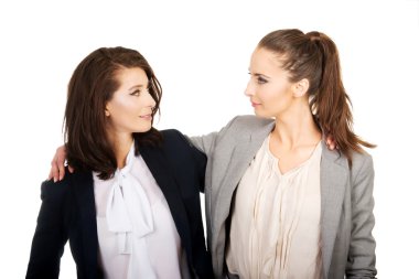 Birbirini kucaklayan iki kadın..