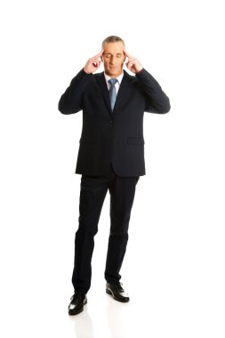 Dalgın işadamı kafa dokunmadan