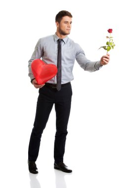 Adam kırmızı gül ve kalp balon.