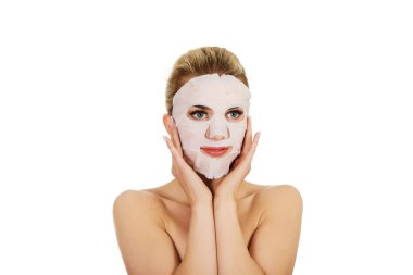 Yüz maskeli genç bir kadın.