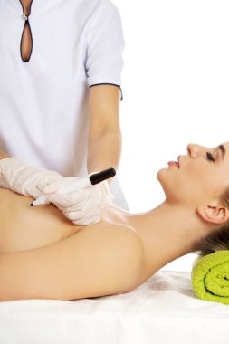 Genç kadın meme ameliyatından önceki.