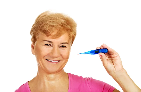 Sorridente donna anziana mostra termometro — Foto Stock