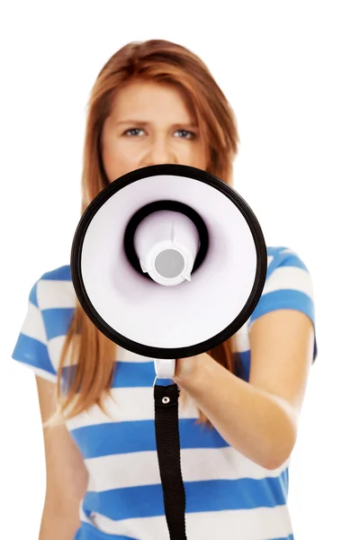 Teenage vrouw schreeuwen via megafoon — Stockfoto