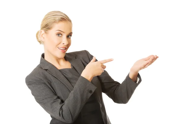 Businesswoman showing copy space on the left — Stock Photo, Image
