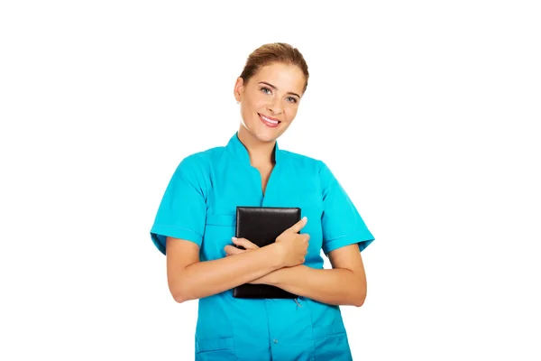 Doctora o enfermera joven sosteniendo notas negras — Foto de Stock