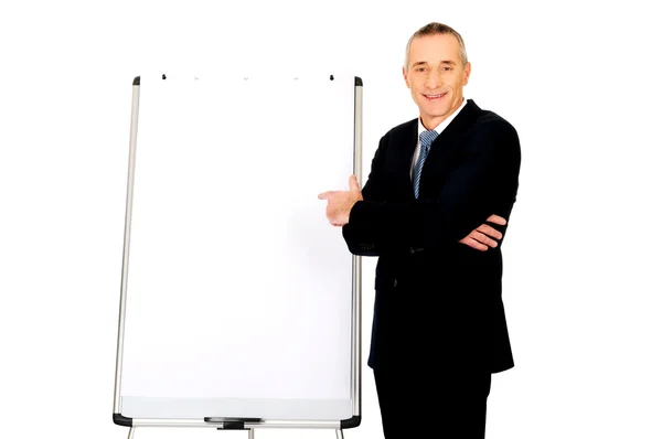 Männliche Führungskraft zeigt auf Flipchart — Stockfoto