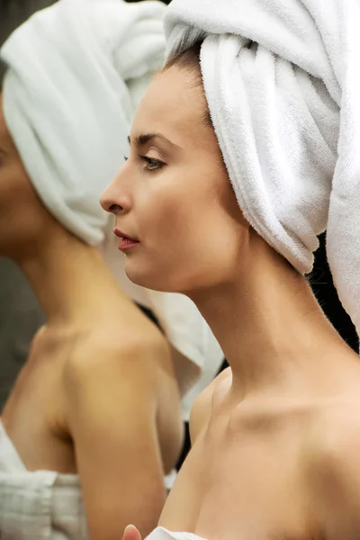 Natural beautiful woman in bathroom. — Stock Photo, Image