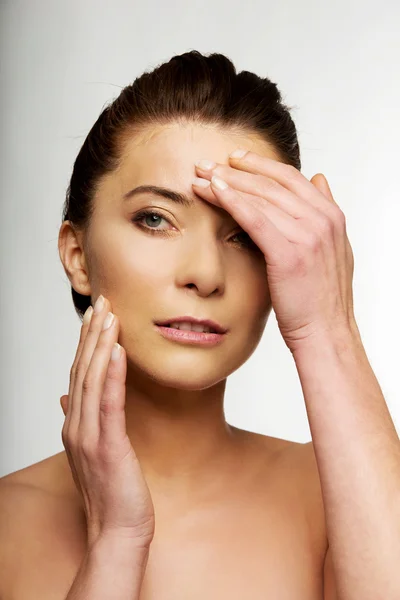 Spa vrouw met make-up aanraken haar gezicht. — Stockfoto