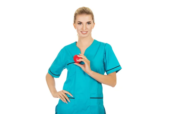 Lachende verpleegkundige of vrouwelijke arts met hart — Stockfoto