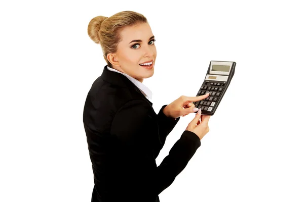 Heureuse femme d'affaires tenant une calculatrice — Photo