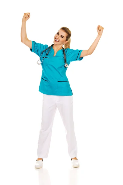Eller yukarı ile genç mutlu kadın doktor — Stok fotoğraf