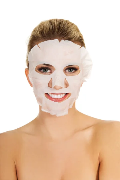 Giovane donna con maschera facciale — Foto Stock