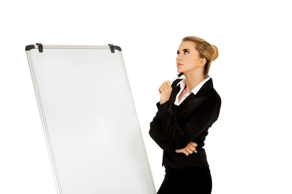 Denkende Geschäftsfrau am weißen Brett — Stockfoto