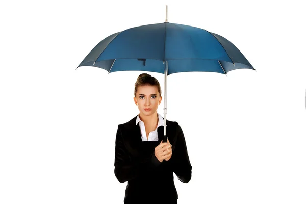 Здивована бізнес-леді тримає парасольку — стокове фото