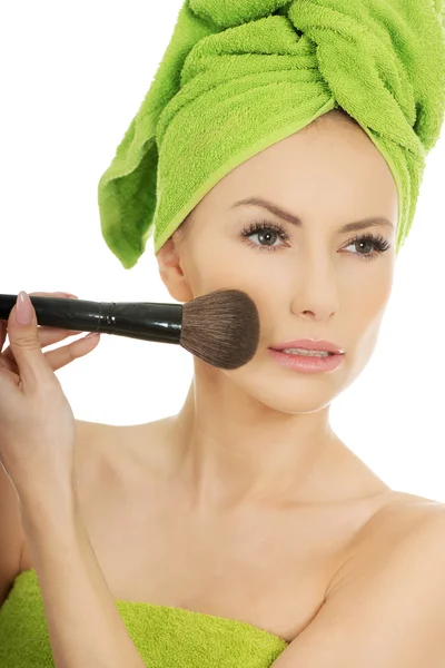 Skönhet kvinna med makeup borste. — Stockfoto