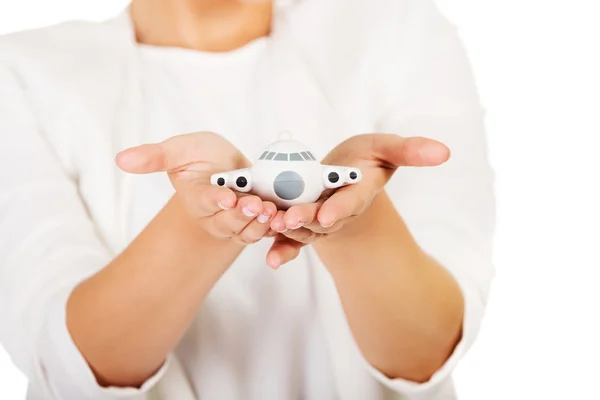 Empresária mãos segurando um avião de brinquedo — Fotografia de Stock