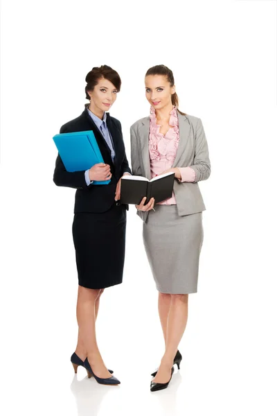 Due donne d'affari discutono tra loro . — Foto Stock