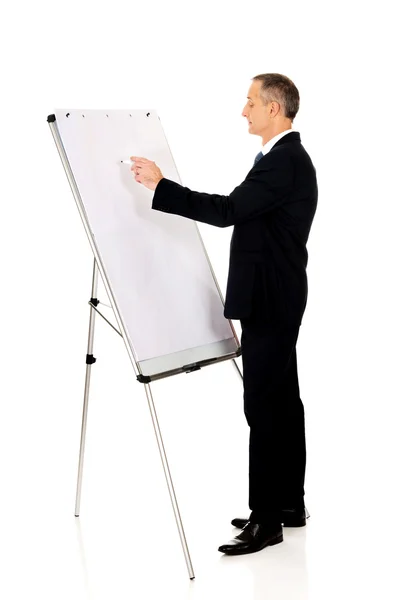 Escrita executiva masculina em um flipchart — Fotografia de Stock