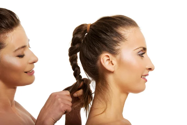 Woman making a tress her friend. — Stock Photo, Image