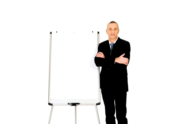 Mężczyzna stojący wykonawczy w pobliżu flip chart — Zdjęcie stockowe