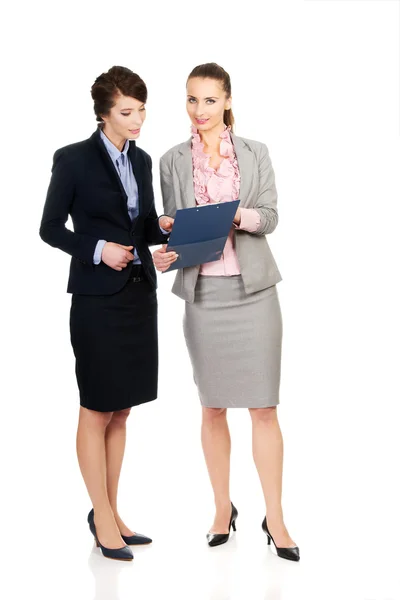 Zwei Geschäftsfrauen diskutieren miteinander. — Stockfoto