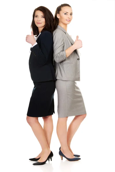 Deux femmes d'affaires avec le pouce levé . — Photo
