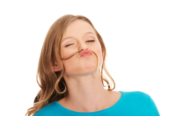 Szczęśliwa młoda kobieta z wąsami włosów — Zdjęcie stockowe