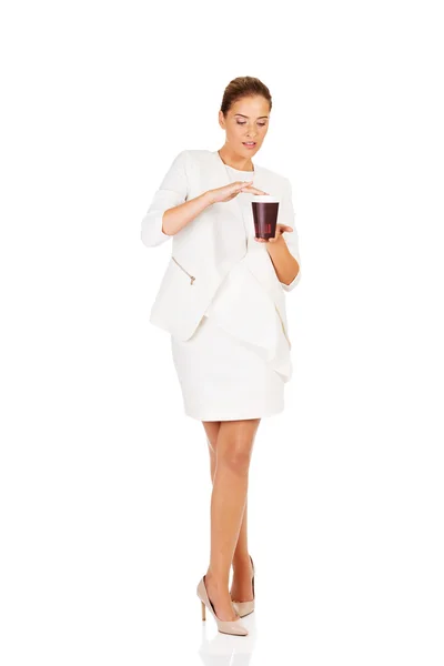 Empresária bebendo café de copo de papel — Fotografia de Stock