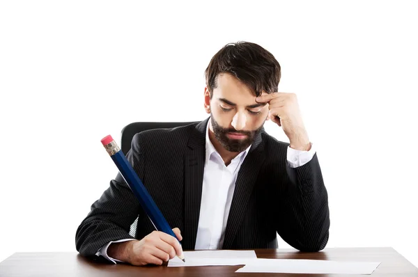 Cansado empresário escrevendo no escritório — Fotografia de Stock
