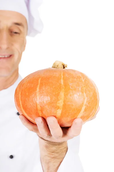 Chef maschio con una zucca — Foto Stock