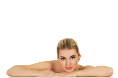 Tabloyu temel alan genç güzel kadın