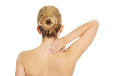 Sırt ağrısı olan üstsüz kadın