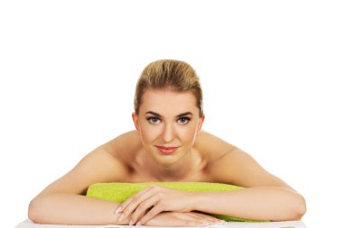 Genç kadın rahatlatıcı spa gülümse