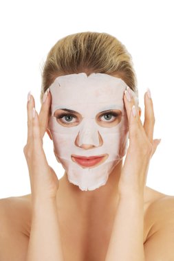 Yüz maskesi olan mutlu kadın.