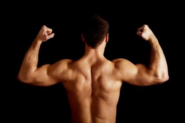 Seksi kaslı adam kas sırt gösterilen.
