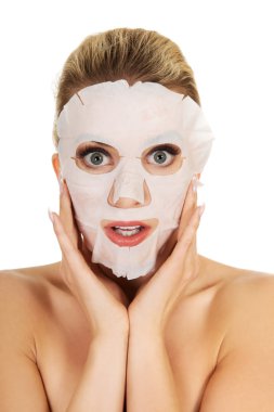 Genç kadın yüz maskesi ile şaşırttı