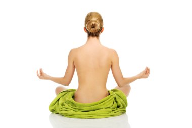 Bir yoga konumda oturan genç kadın