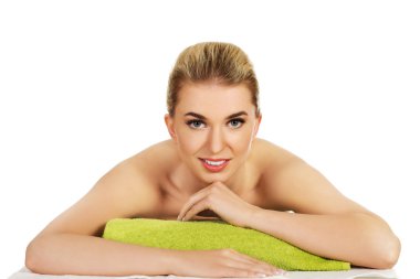 Genç kadın rahatlatıcı spa gülümse