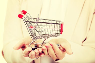 Yaşlı kadın holding küçük arabası