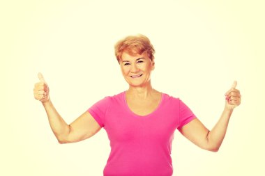 Başparmak gösterilmesini mutlu yaşlı kadın