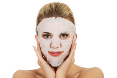 Yüz maskesi olan mutlu kadın.