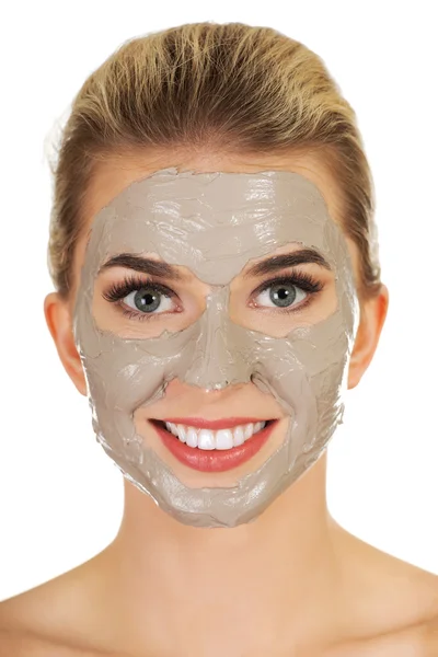 Jovem mulher feliz com máscara facial . — Fotografia de Stock